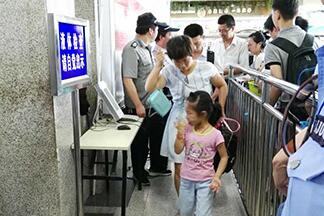 杭州汽车站进站口加强安检启用人证合一核验系统设备